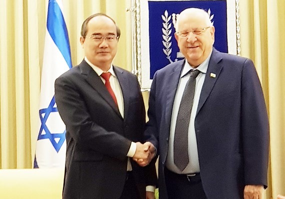 Secretary of HCMC Party Committee Nguyen Thien Nhan (L) meets Israeli President Reuven Rivlin in Jerusalem on May 25.  (Photo: Sggp)