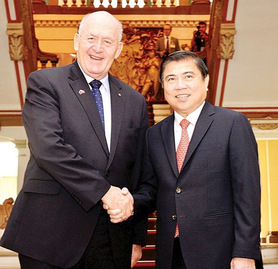 Chairman of the People’s Committee of HCMC Nguyen Thanh Phong receives Australian Governor-General Peter Cosgrove. (Photo: Sggp)