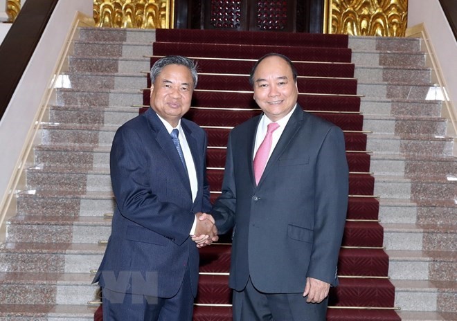 Prime Minister Nguyen Xuan Phuc (R) and Chansy Phosikham, head of the Lao People’s Revolutionary Party (LPRP) Central Committee’s Organisation Commission. (Source: VNA)