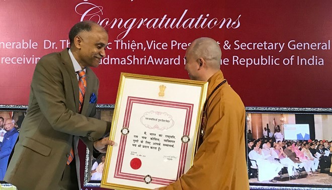 Indian Ambassador to Vietnam Parvathaneni Harish (L) presents Padma Shri award to Most Venerable Thich Duc Thien (Source: Vietnamnet.vn) 