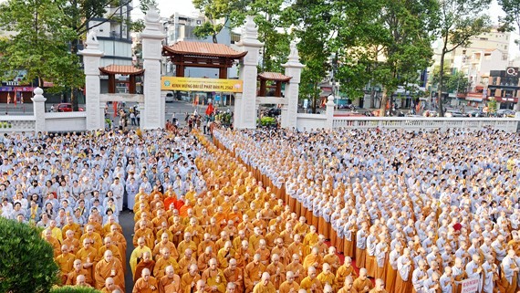 Thousands of people attend a ceremony celebrating Buddha’s 2,562nd birthday in HCMC. (Photo: Sggp)