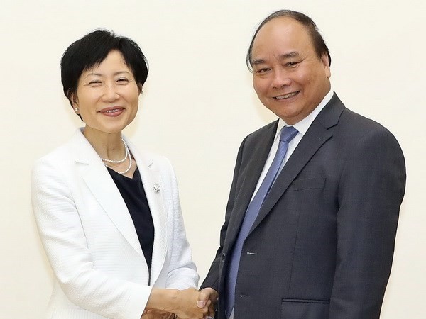 Prime Minister Nguyen Xuan Phuc (R) receives GEF CEO and Chairperson Naoko Ishii (Source: VNA)