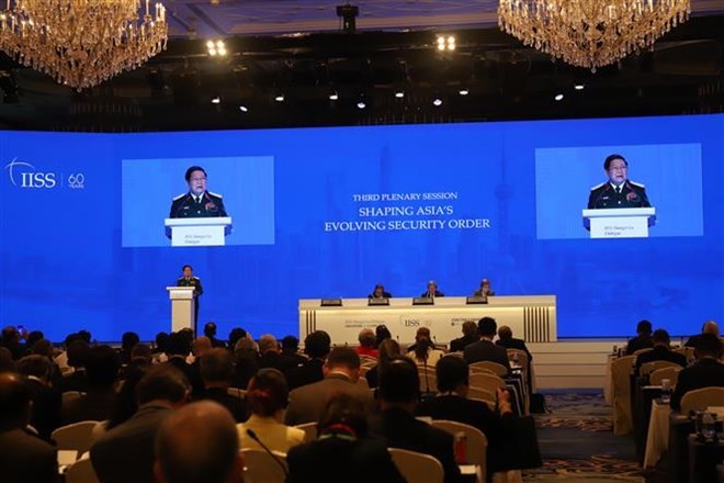 Defence Minister Ngo Xuan Lich delivers the first remarks at the third plenary session themed “Shaping Asia’s Evolving Security Order” on the second day of the 17th Shangri-La Dialogue in Singapore. (Photo: VNA)