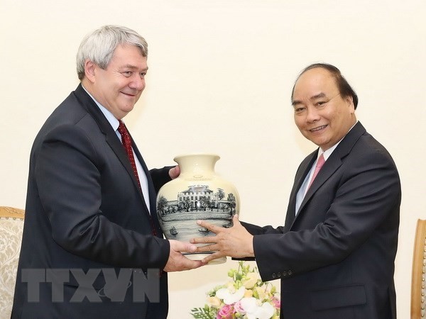 Prime Minister Nguyen Xuan Phuc (R) and Vice Chairman of the Chamber of Deputies of the Parliament of the Czech Republic Vojtech Filip (Source: VNA)