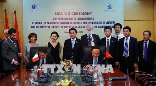 Representatives of Vietnam’s Ministry of Natural Resources and Environment and Italy’s Ministry for Environment, Land and Sea signed a memorandum of understanding signed the MoU (Photo: VNA)