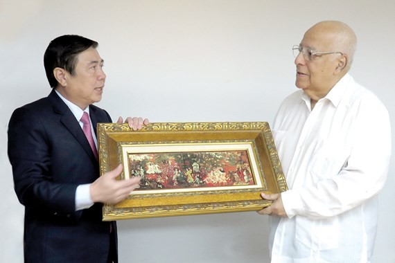 Chairman of the People’s Committee of HCMC Nguyen Thanh Phong presents a gift to Deputy Chairman of the Council of Ministers of the Republic of Cuba, Ricardo Cabrisas Ruiz. (Photo: Sggp)