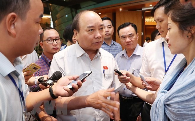 Prime Minister Nguyen Xuan Phuc speaks with the media on the sidelines of the NA's fifth session (Photo: VNA)