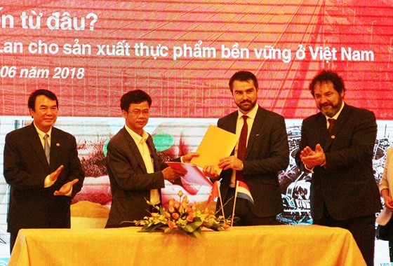 The provincial Department of Agriculture and Rural Development and Rijk Zwaan Viet Nam Limited Liability Company sign a memorandum of understanding (MoU) on agriculture cooperation. (Photo: Sggp)