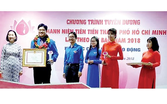 Outstanding youth receive certificates of merit. (Photo: Sggp)