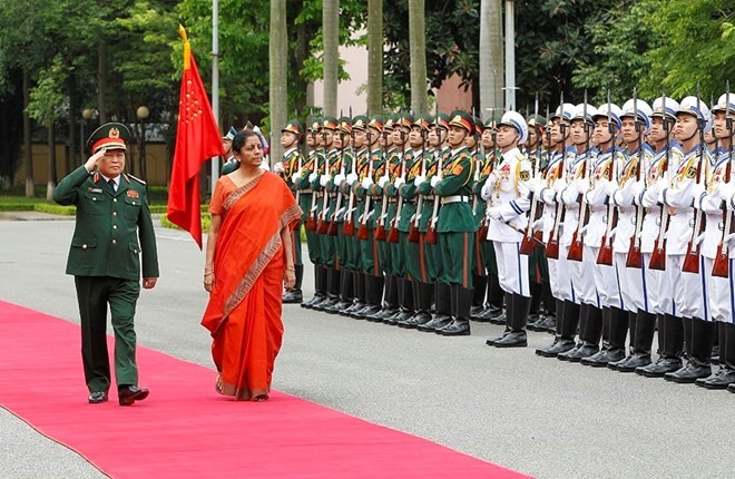 Defence Minister General Ngo Xuan Lich (L) and his Indian counterpart Nirmala Sitharaman review the guard of honour in Hanoi on June 13 (Photo: VNA)