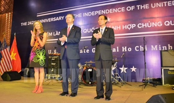 Vice Chairman of the municipal People's Committee Le Thanh Liem (right) join a ceremony to celebrate the 242nd Independence Day (July 4) of the US in HCM City. (Photo: Thanhuytphcm.vn)