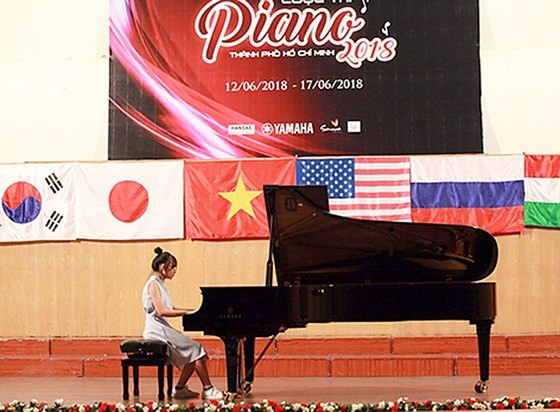 A contestant is playing piano in the contest. (Photo: Sggp)