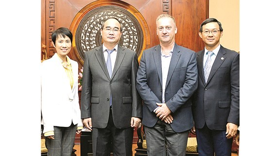 Secretary of the HCMC Party Committee Nguyen Thien Nhan receives Ms. Lee Soo Hooi, General Manager of Intel Products Vietnam (Intel Vietnam) and Prof. Jeffrey Goss, Assistant Vice Provost of the Arizona State University (ASU).  (Photo: Sggp)