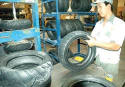 Manufacturing tyres in the Southern Rubber Industry Joint Stock Company-Casumina  (Photo: Sggp)