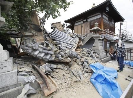 Damage to Osaka's Myotoku-ji temple caused by the earthquake. (Photo: Kyodo/VNA)