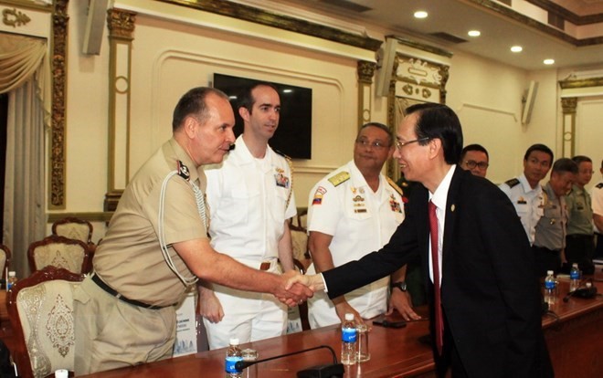 Le Thanh Liem, Vice Chairman of the Ho Chi Minh City People’s Committee receives a delegation of foreign military attaches in Vietnam on June 18. (Photo: VNA)
