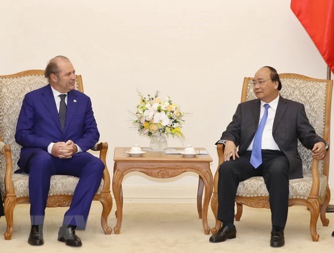 Prime Minister Nguyen Xuan Phuc (R) and Philippe Donnet, Director General of the Italian life insurance group Generali (Photo: VNA)