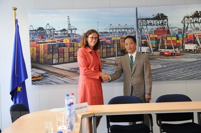 Vietnamese Minister of Industry and Trade Tran Tuan Anh (R) shakes hands with EU Commissioner for Trade Cecilia Malmstrom