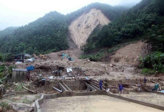 Dealing with flood consequences in Tam Duong district of Lai Chau (Photo: VNA)