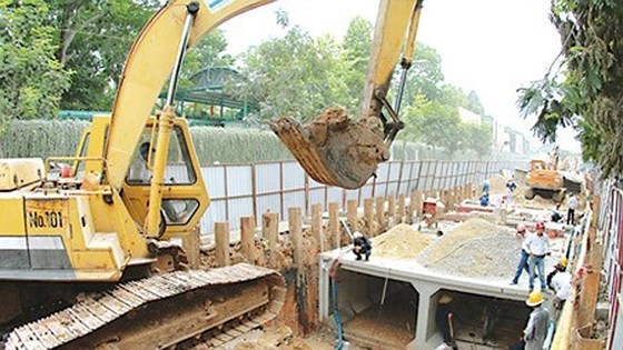 Installing water drainage system in district 11 (Photo: Sggp)