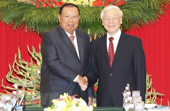 General Secretary of the Lao People’s Revolutionary Party (LPRP) and President of Laos Bounnhang Vorachith shakes hands with General Secretary of the Communist Party of Vietnam (CPV) Nguyen Phu Trong. (Photo: VNA)