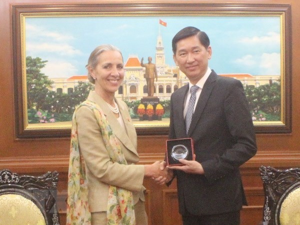 Vice Chairman of the Ho Chi Minh City People’s Committee Tran Vinh Tuyen (R) receives Baroness Fairhead, Minister of State for Trade and Export Promotion at the UK Department for International Trade (Photo: VNA)