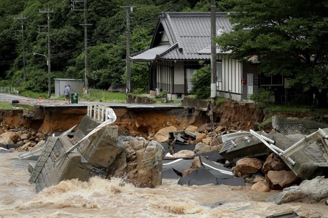  The Japanese government puts the death toll caused by floods and landslides at 48, with 28 others presumed dead (Source: EPA/EFE/VNA)