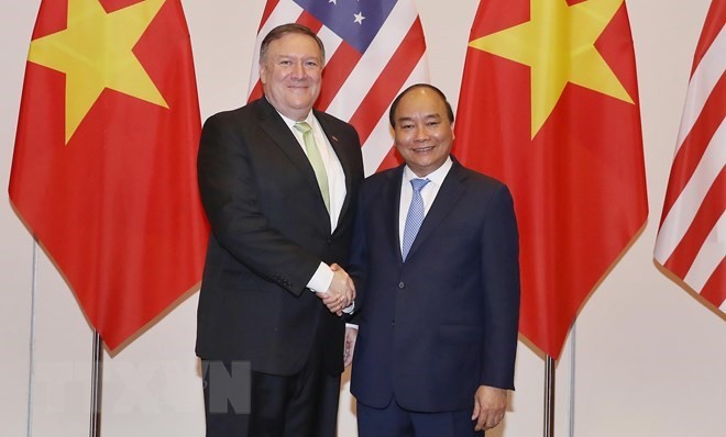 Prime Minister Nguyen Xuan Phuc (R) and US Secretary of State Mike Pompeo (Photo: VNA)