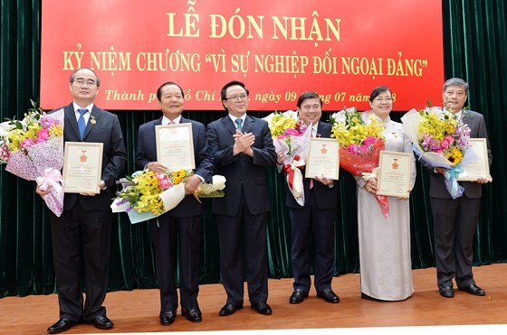 Head of the Party Central Commission for External Relations Hoang Binh Quan presents Medals for the Party's External Relations to leaders of Ho Chi Minh City. (Photo: Sggp)