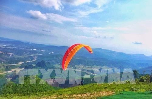 A paragliding contest kicks off in Hoanh Bo mountainous district of northern Quang Ninh province (Source: VNA)