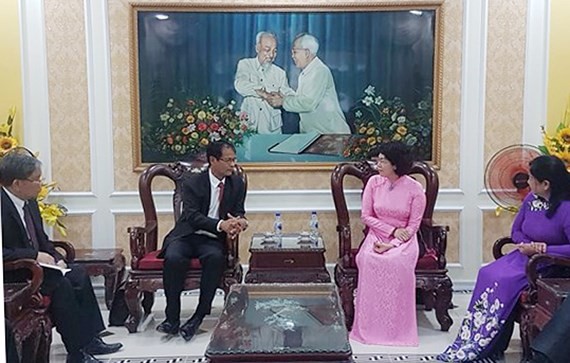 President of the Vietnam Fatherland Front’s Ho Chi Minh City chapter To Thi Bich Chau (R) and President of the Lao Front for National Construction’s Champasak provincial chapter Sithon Keophouvong 