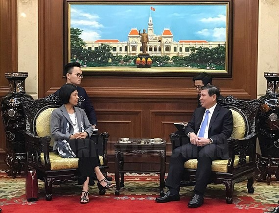 Chairman of the Ho Chi Minh City People’s Committee Nguyen Thanh Phong (R) hosts Canadian Ambassador to Vietnam Ping Kitnikone  (Photo: Sggp)