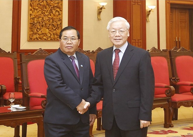 Party General Secretary Nguyen Phu Trong (R) receives Vice Chairman of the Lao National Assembly Sengnouane Xayalath in Hanoi on July 17 (Photo: VNA)