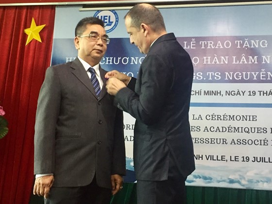 Consul General of France in HCM City Vincent Floreani presents Order of Academic Palms of France to Assoc. Prof. Dr. Nguyen Ngoc Dien. (Photo: Sggp)