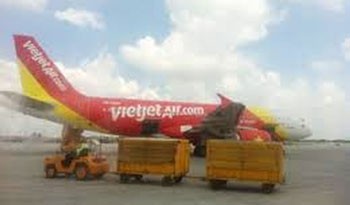 The first direct flight from Daegu in South Korea to Da Nang City operated by the budget carrier Vietjet lands in Da Nang International Airport. (Photo: KK)