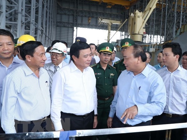Prime Minister Nguyen Xuan Phuc (second, right) inspects the Hung Nghiep Formosa Ha Tinh Steel Company on July 20 (Source: VNA)