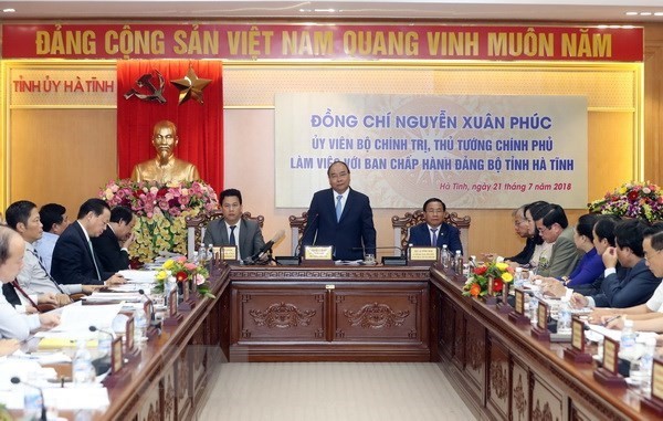 Prime Minister Nguyen Xuan Phuc (standing) speaks at the working session with Ha Tinh provincial Party Committee (Photo: VNA)