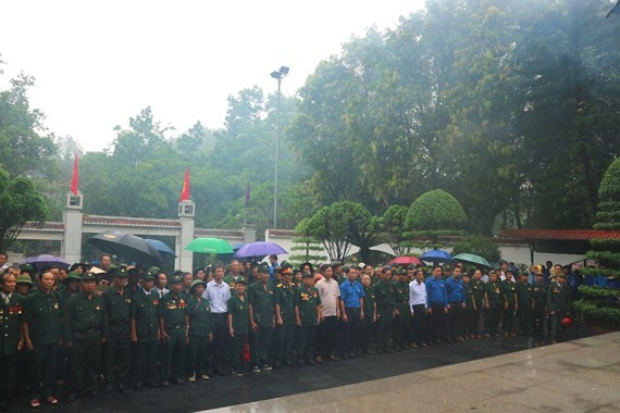 War veterans offer incense and flowers at Dong Loc T- Junction historical site. (Photo: Sggp)