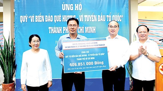 More than VND406 million (US$17,600) is handed over to the “Fund for Vietnam sea, island – the Border guard force”.