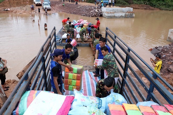 Many Vietnamese agencies and companies have sent in their donations to help the victims in the dam collapse in Laos. (Source: VNA) 