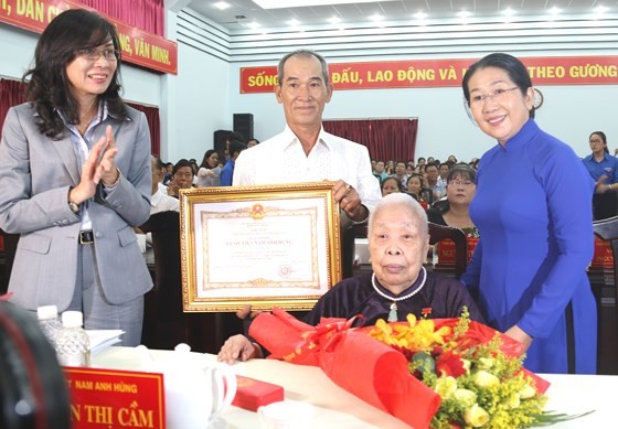 Mrs. Nguyen Thi Cam in Go Vap district is awarded the title of Vietnamese heroic mother.