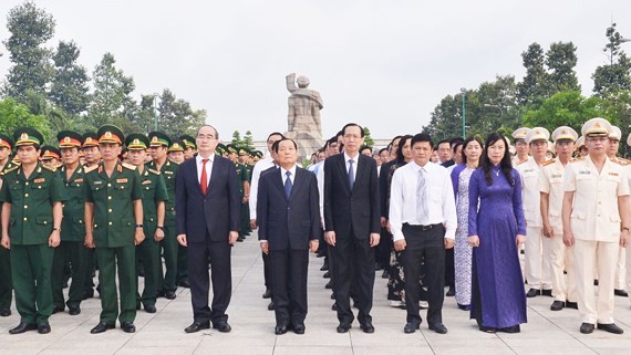 Ho Chi Minh City leaders visit the city’s Martyrs Cemetery. (Photo: Sggp)