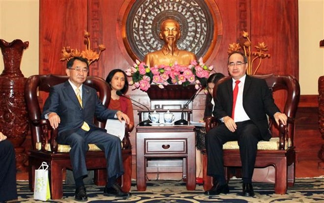 Secretary of the Ho Chi Minh City Party Committee Nguyen Thien Nhan (R) received Ryu Shionoya, President of the Japan-Mekong Parliamentary Friendship Association on July 26 (Photo: VNA)