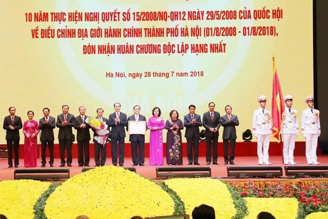 President Tran Dai Quang presents a first-class Independence Order to the Party Organisation, administration and people of Hanoi (Source: VNA)