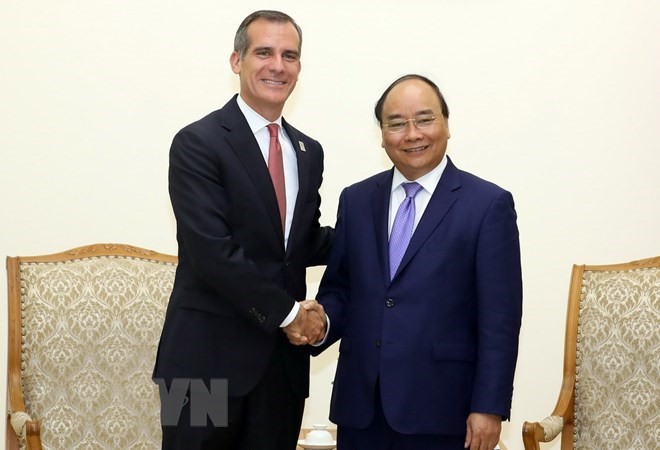 Prime Minister Nguyen Xuan Phuc (R) and Los Angeles Mayor Eric Garcetti (Source: VNA)