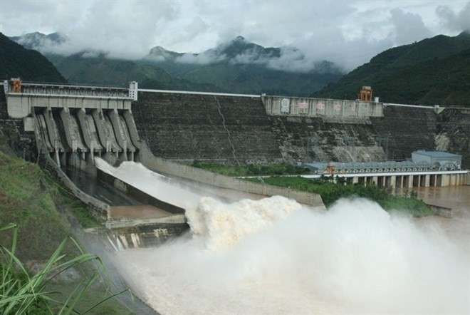 Son La Hydropower Plant, the largest hydropower plant in Việt Nam and Southeast Asia, will have to open its floodgates to discharge water to ensure safety if necessary (Photo: VNA)