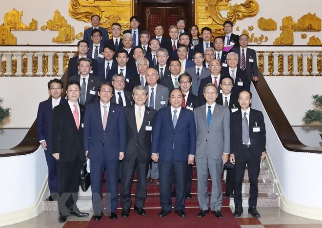 PM Nguyen Xuan Phuc (front, third from right) and the Keidanren delegation pose for a photo (Photo: VNA)
