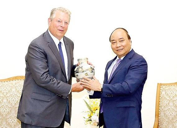 Prime Minister Nguyen Xuan Phuc (R) and former US Vice President Al Gore 