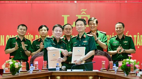 Former general director of Viettel, Major General Nguyen Manh Hung (R ) and his predecessor,  Major General Le Dang Dung (L) in the appointment ceremony on August 3
