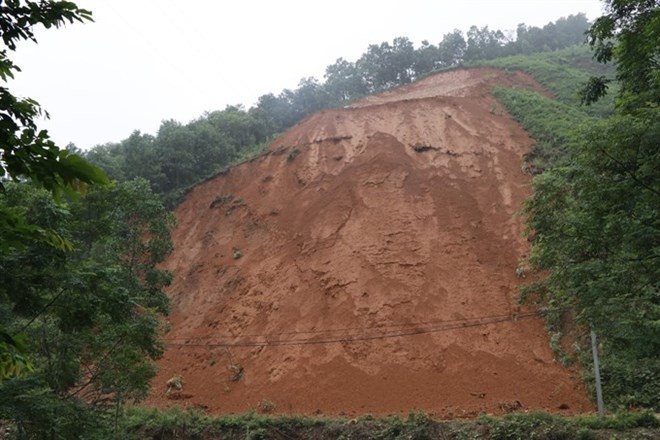 A large crack appeared on a hill in the northern province of Yen Bai after prolonged rain.(Photo: VNA)